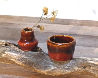 Have you ever seen a planter and vase so small before? These would make a great addition to one's doll house accessories' collection, or it could hold some very very small flowers.