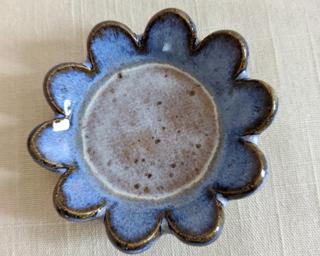 This sweet little dish is made from mid fire brown speckled clay with creamy white and blue glazes that breaks over the edges, really highlighting the speckles underneath.