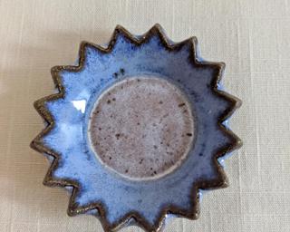 This sweet little dish is made from mid fire brown speckled clay with creamy white and blue glazes that breaks over the edges, really highlighting the speckles underneath.