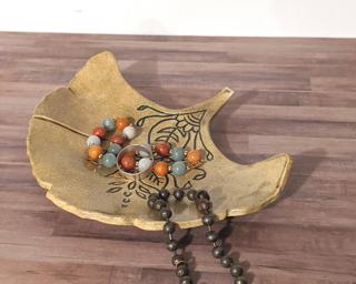 This lovely olive green ginkgo dish would make such a sweet addition to your table or counter.