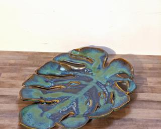 A sweet monstera leaf dish for your table. Small crack on the side of the piece